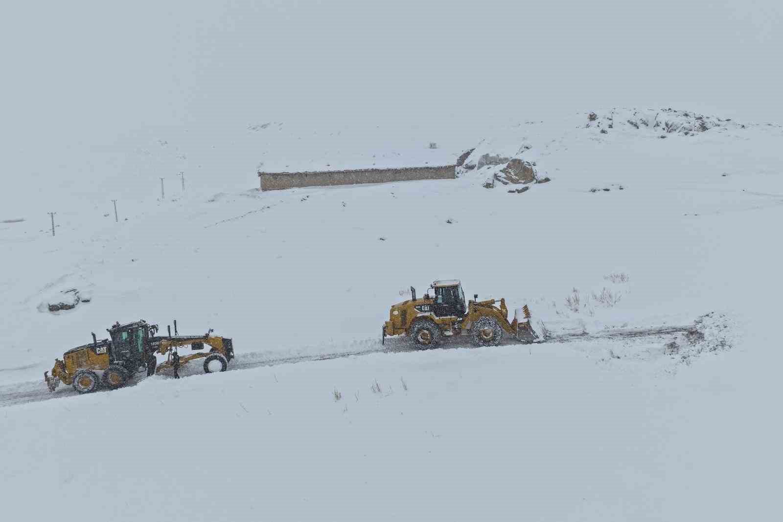 Van’da 363 yerleşim yerinin yolu kapandı