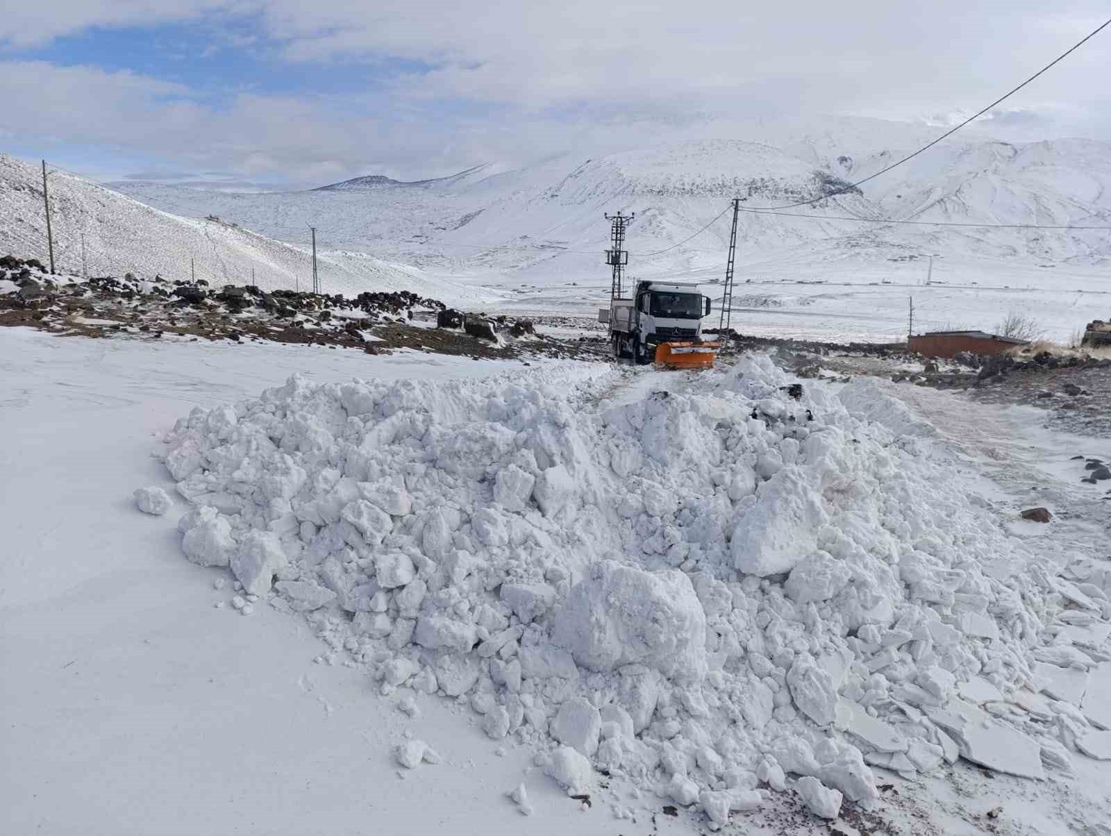 Iğdır’da karla mücadele çalışmaları aralıksız sürüyor