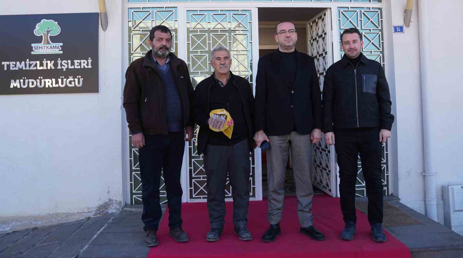 Para poşetini çöpe attı, çöp poşetiyle bankaya gitti