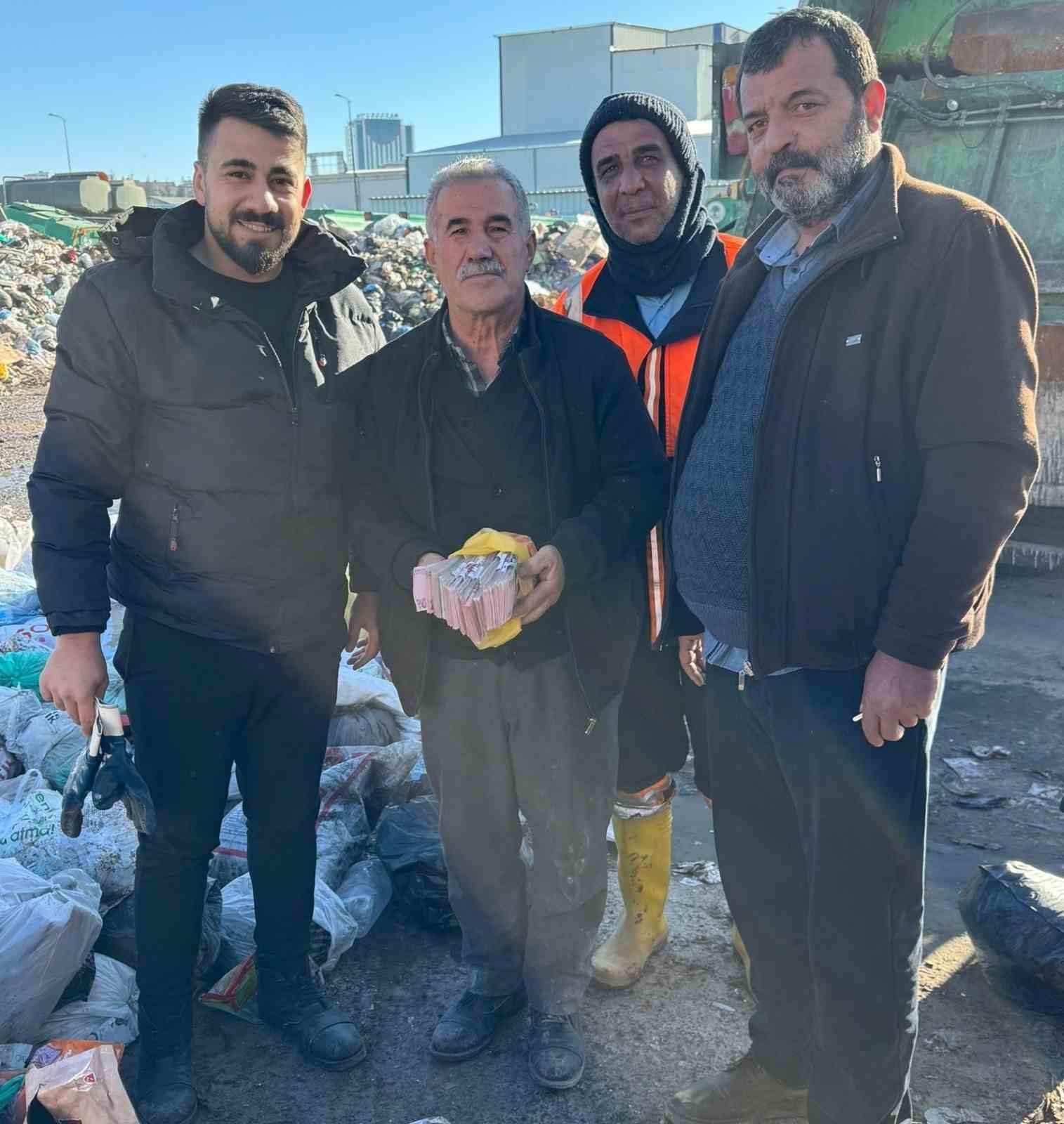 Para poşetini çöpe attı, çöp poşetiyle bankaya gitti