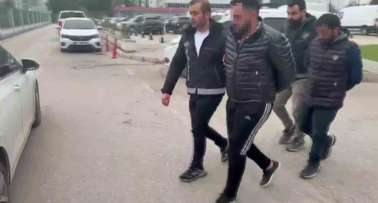 Otomobilden 10 bin paket kaçak sigara çıktı: 2 kişi tutuklandı