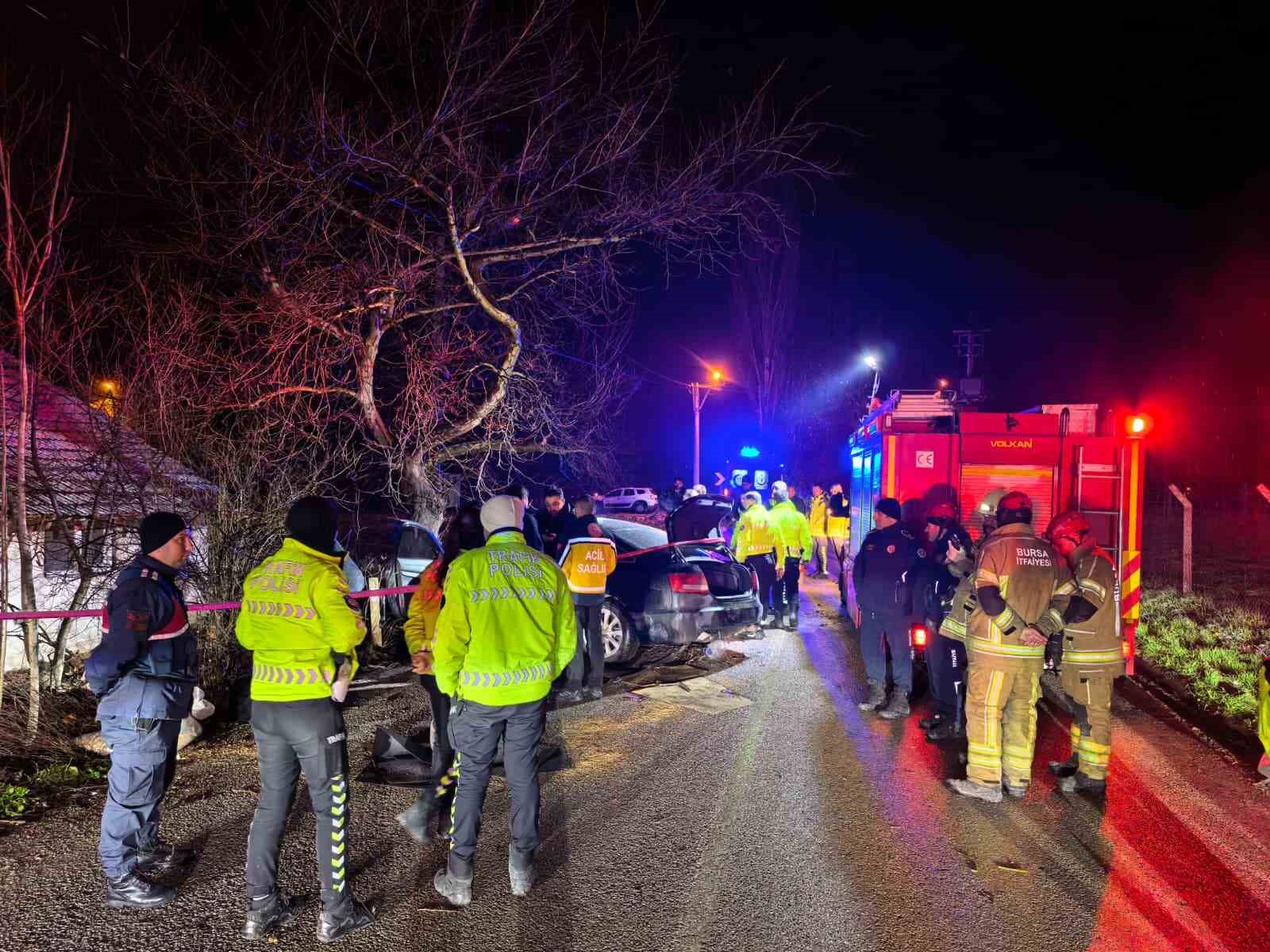 Kontrolden çıkan araç ağaca çarptı: 2 ölü, 2 yaralı