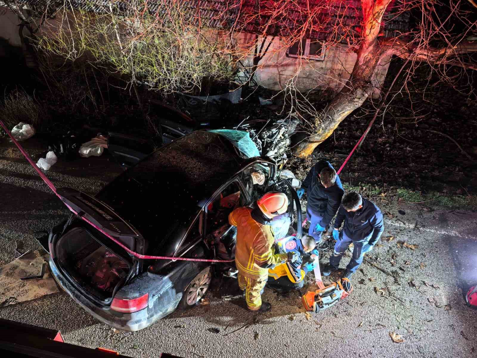 Kontrolden çıkan araç ağaca çarptı: 2 ölü, 2 yaralı