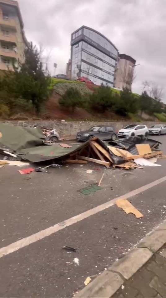 Kocaeli’de sadece bir mahallede 186 evin çatısı uçtu, hasar tespit çalışmaları devam ediyor