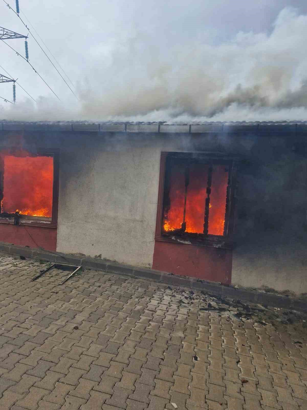 Kocaeli’de sadece bir mahallede 186 evin çatısı uçtu, hasar tespit çalışmaları devam ediyor