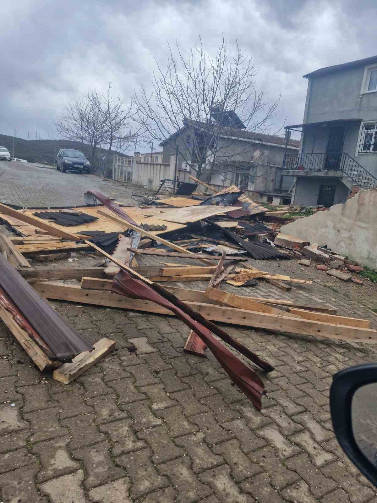 Kocaeli’de sadece bir mahallede 186 evin çatısı uçtu, hasar tespit çalışmaları devam ediyor