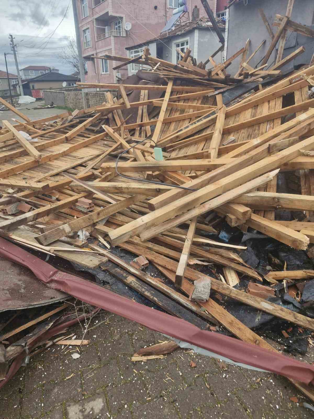 Kocaeli’de sadece bir mahallede 186 evin çatısı uçtu, hasar tespit çalışmaları devam ediyor