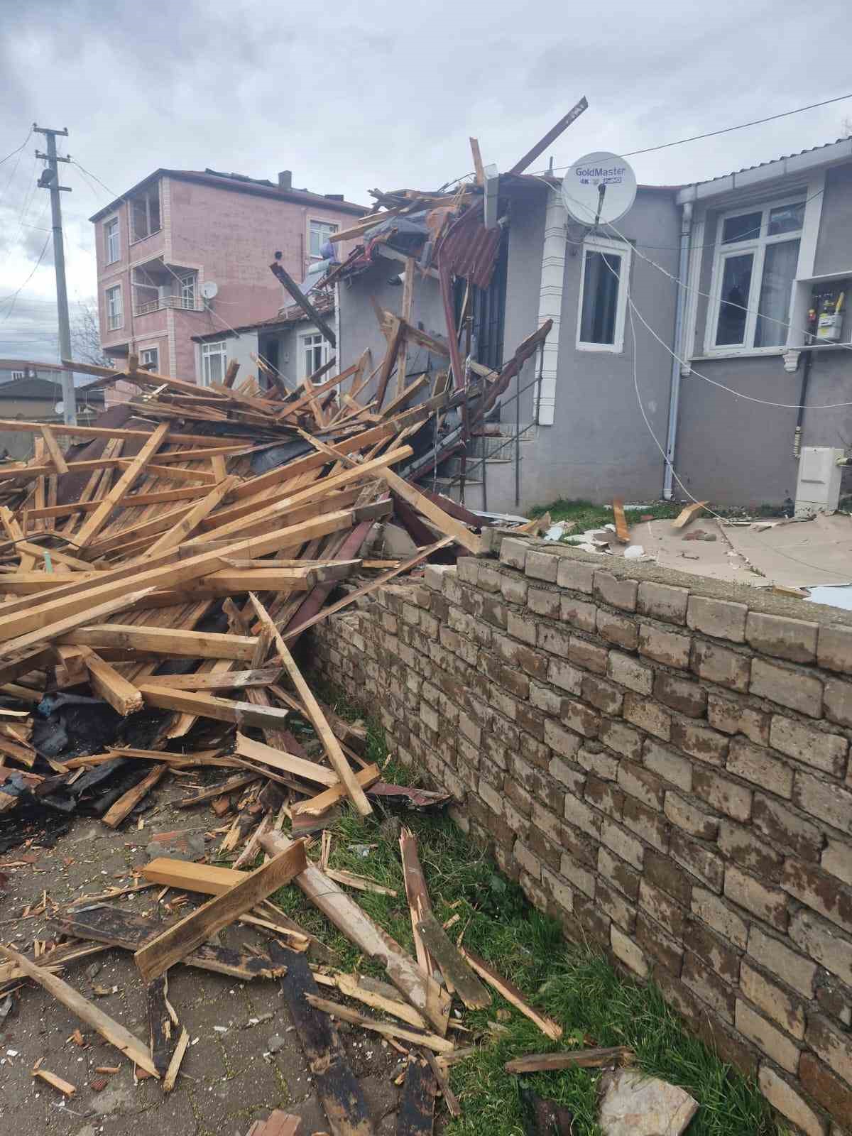 Kocaeli’de sadece bir mahallede 186 evin çatısı uçtu, hasar tespit çalışmaları devam ediyor