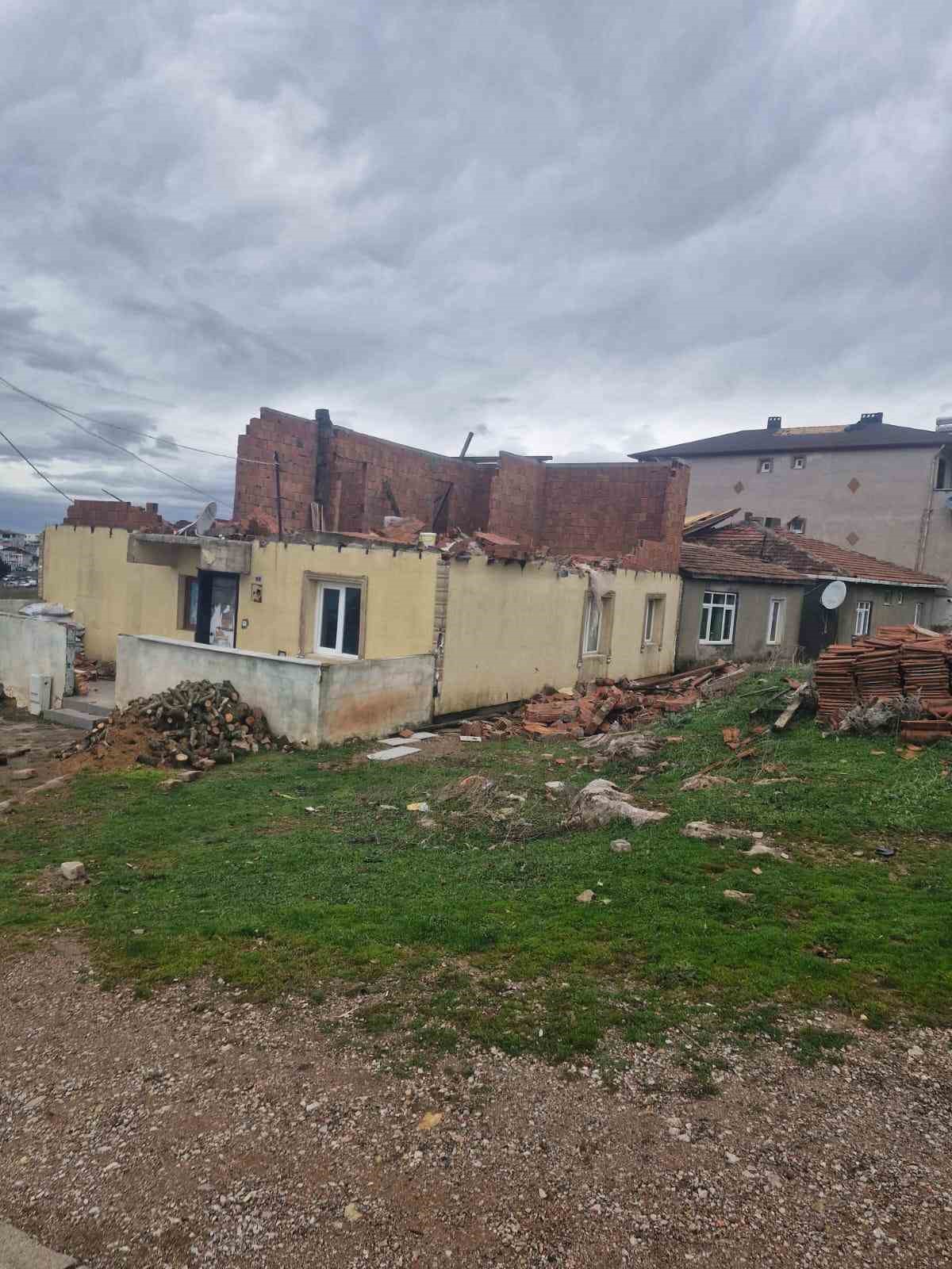 Kocaeli’de sadece bir mahallede 186 evin çatısı uçtu, hasar tespit çalışmaları devam ediyor