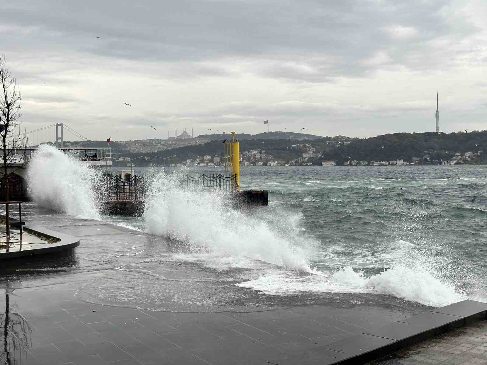 İstanbul’da dev dalgalar oluştu