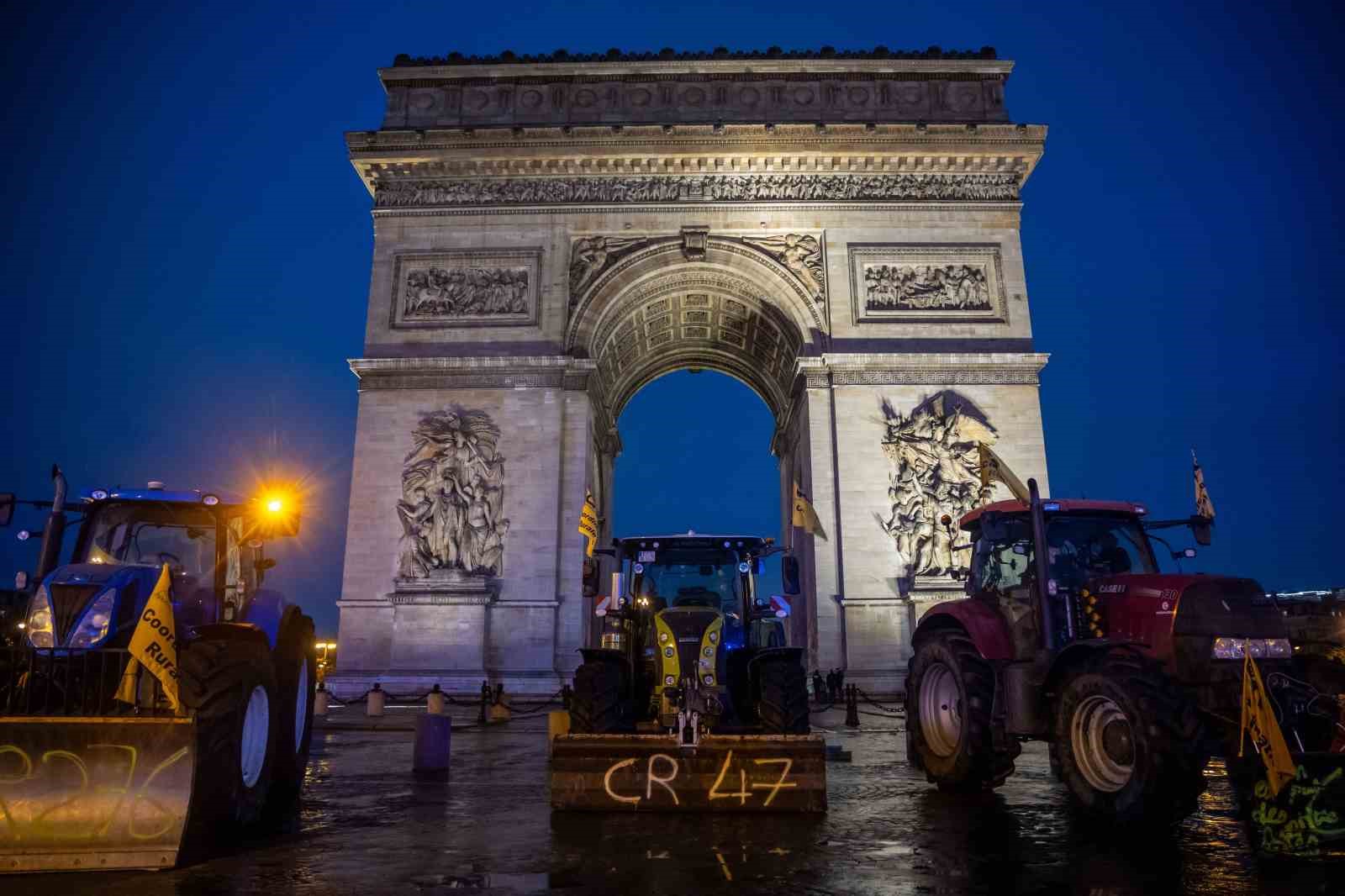 Fransız çiftçiler AB-Mercosur anlaşmasını protesto etmek üzere traktörleriyle Paris’e girdi