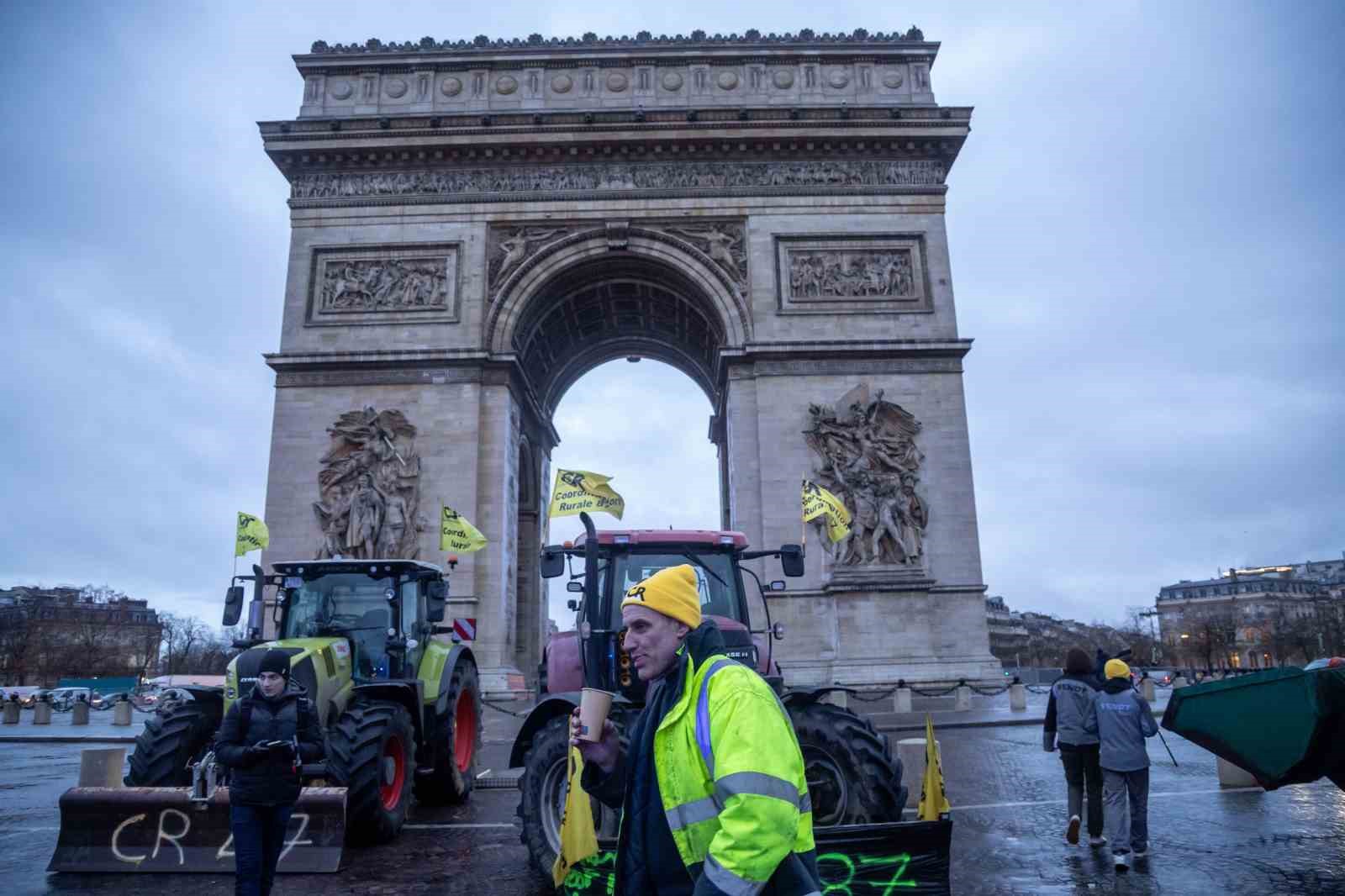 Fransız çiftçiler AB-Mercosur anlaşmasını protesto etmek üzere traktörleriyle Paris’e girdi