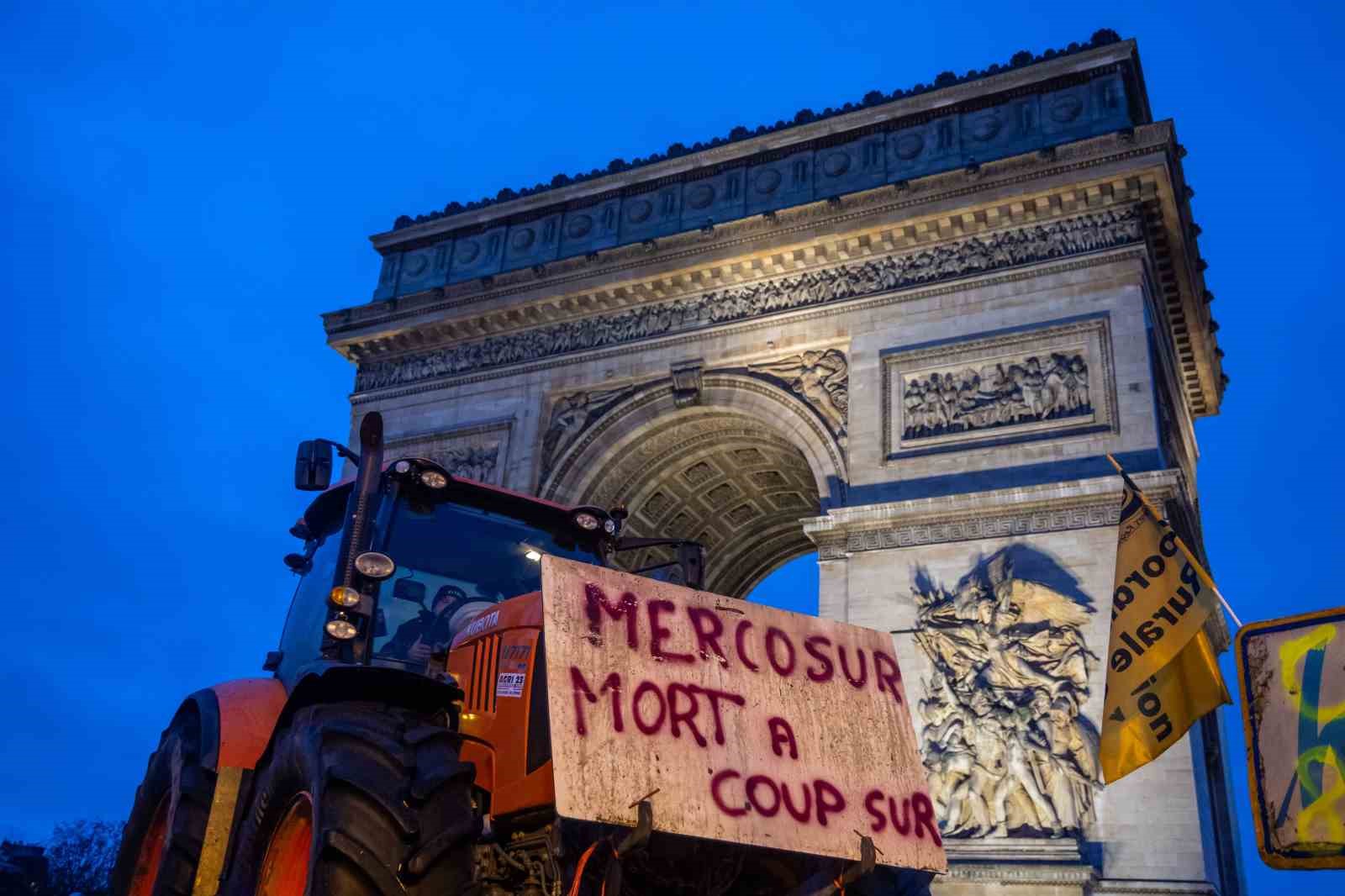 Fransız çiftçiler AB-Mercosur anlaşmasını protesto etmek üzere traktörleriyle Paris’e girdi