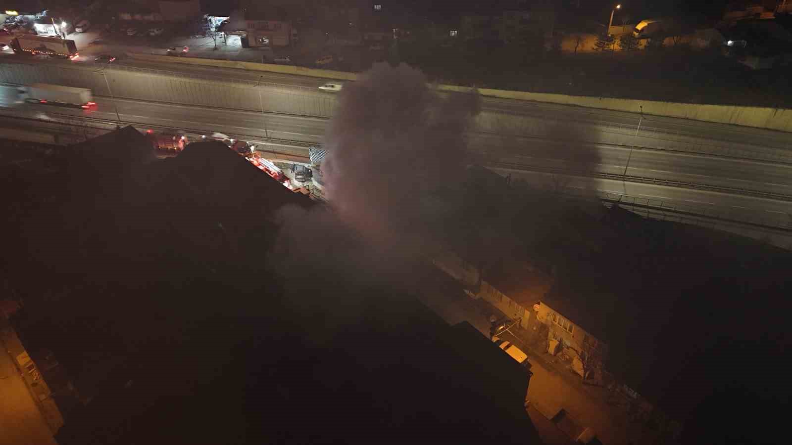 Ahşap dolu depoda çıkan yangın kontrol altına alındı