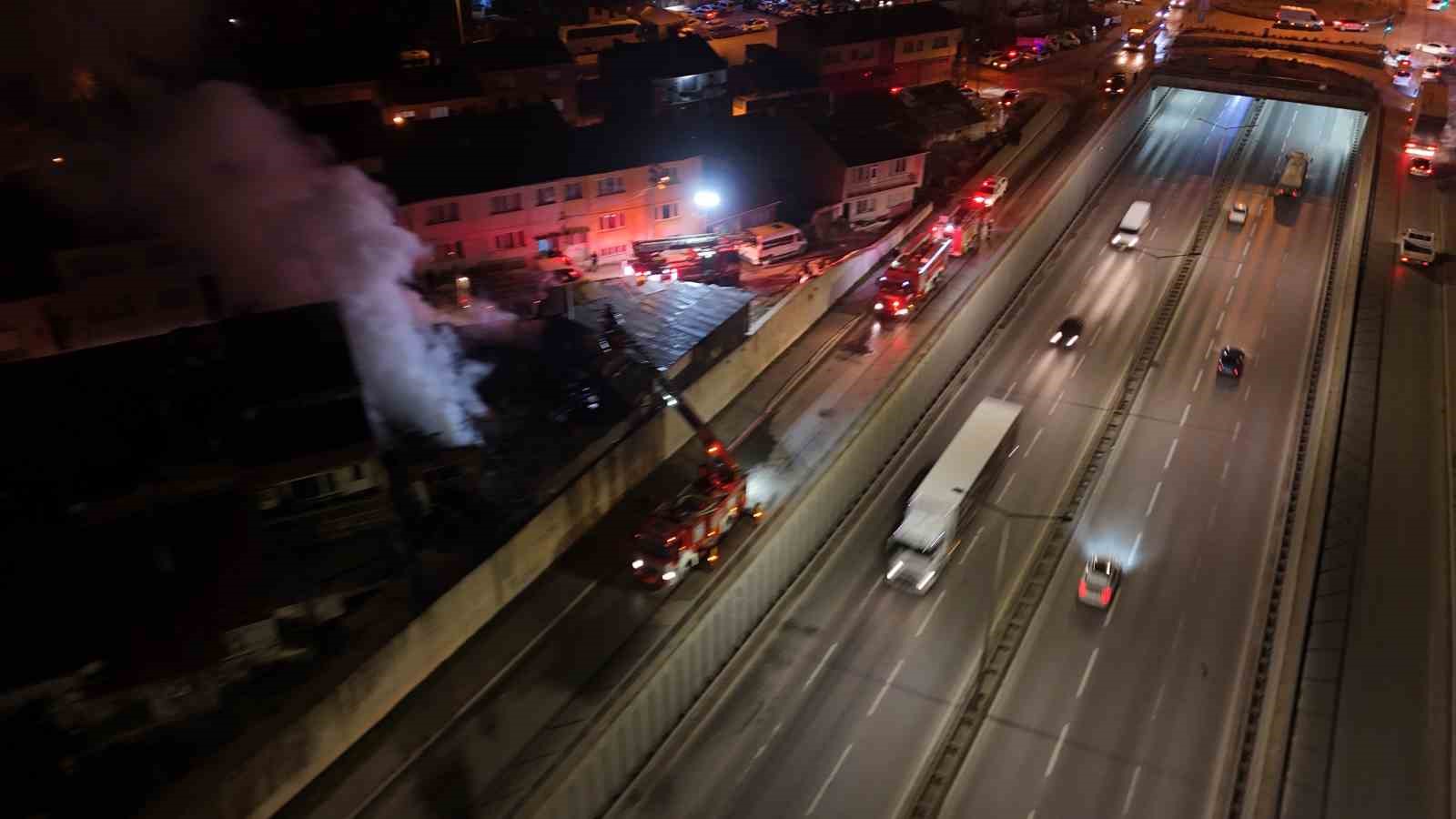 Ahşap dolu depoda çıkan yangın kontrol altına alındı