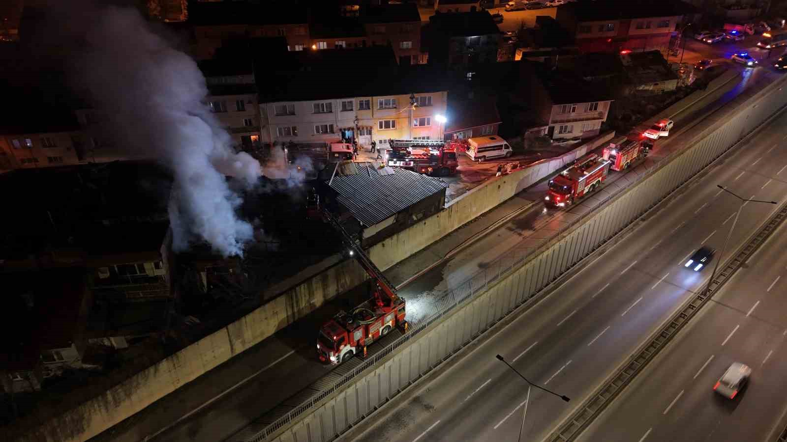 Ahşap dolu depoda çıkan yangın kontrol altına alındı