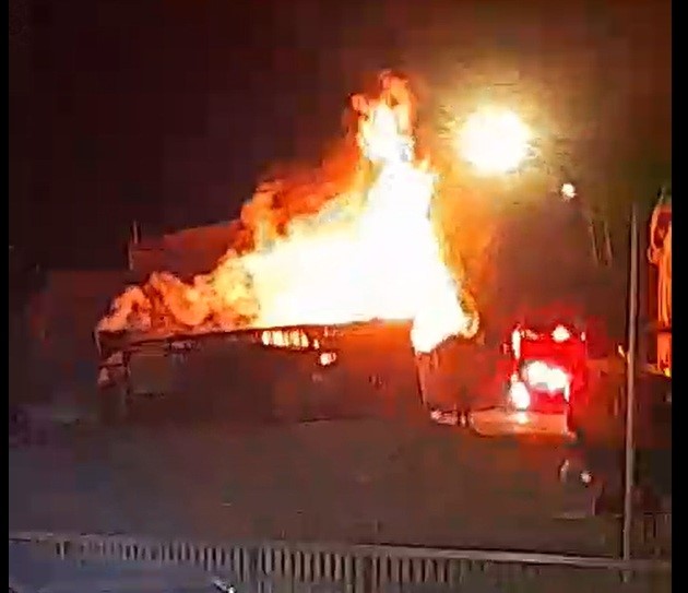 Ahşap dolu depoda çıkan yangın kontrol altına alındı