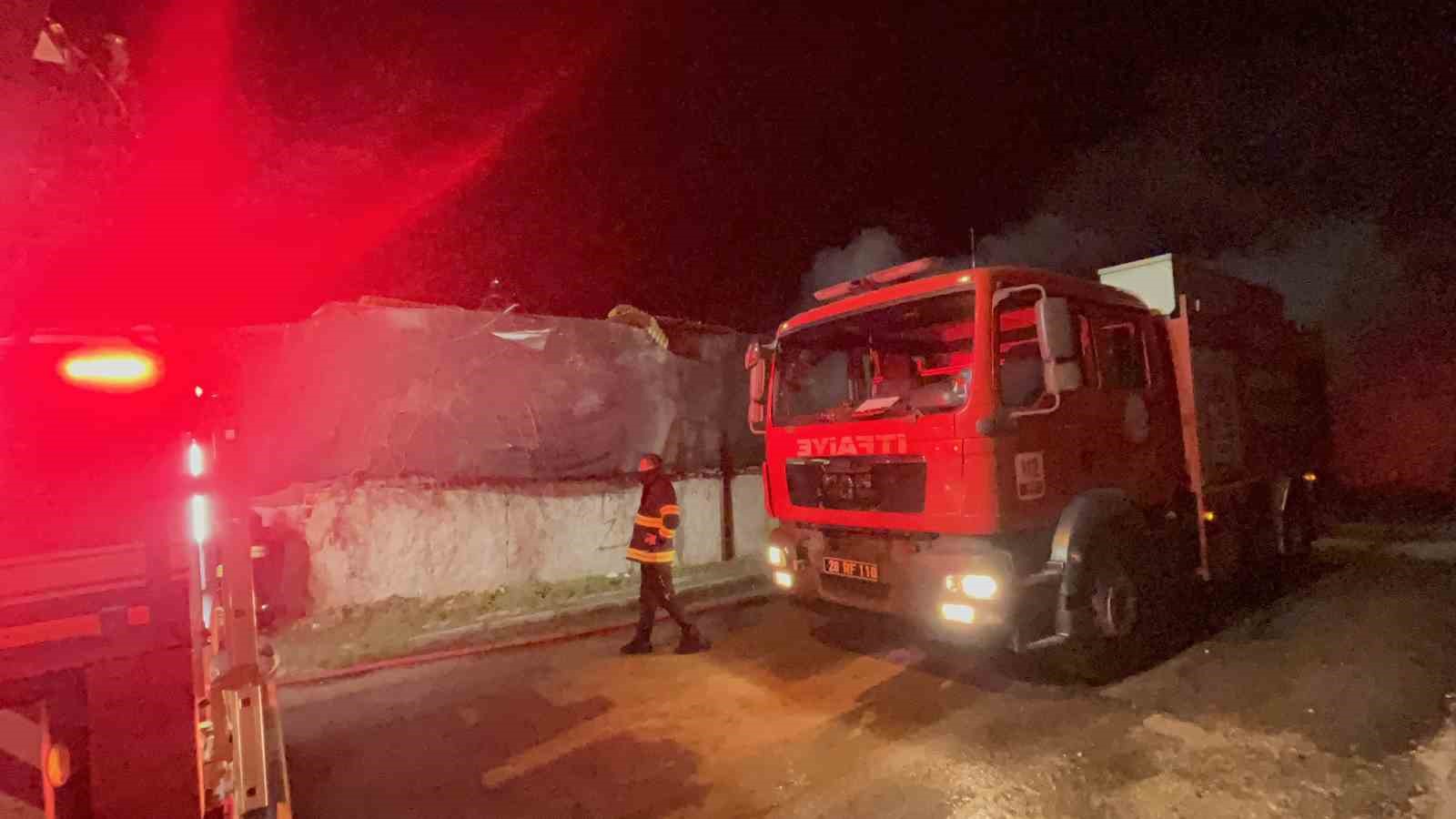 Ahşap dolu depoda çıkan yangın kontrol altına alındı