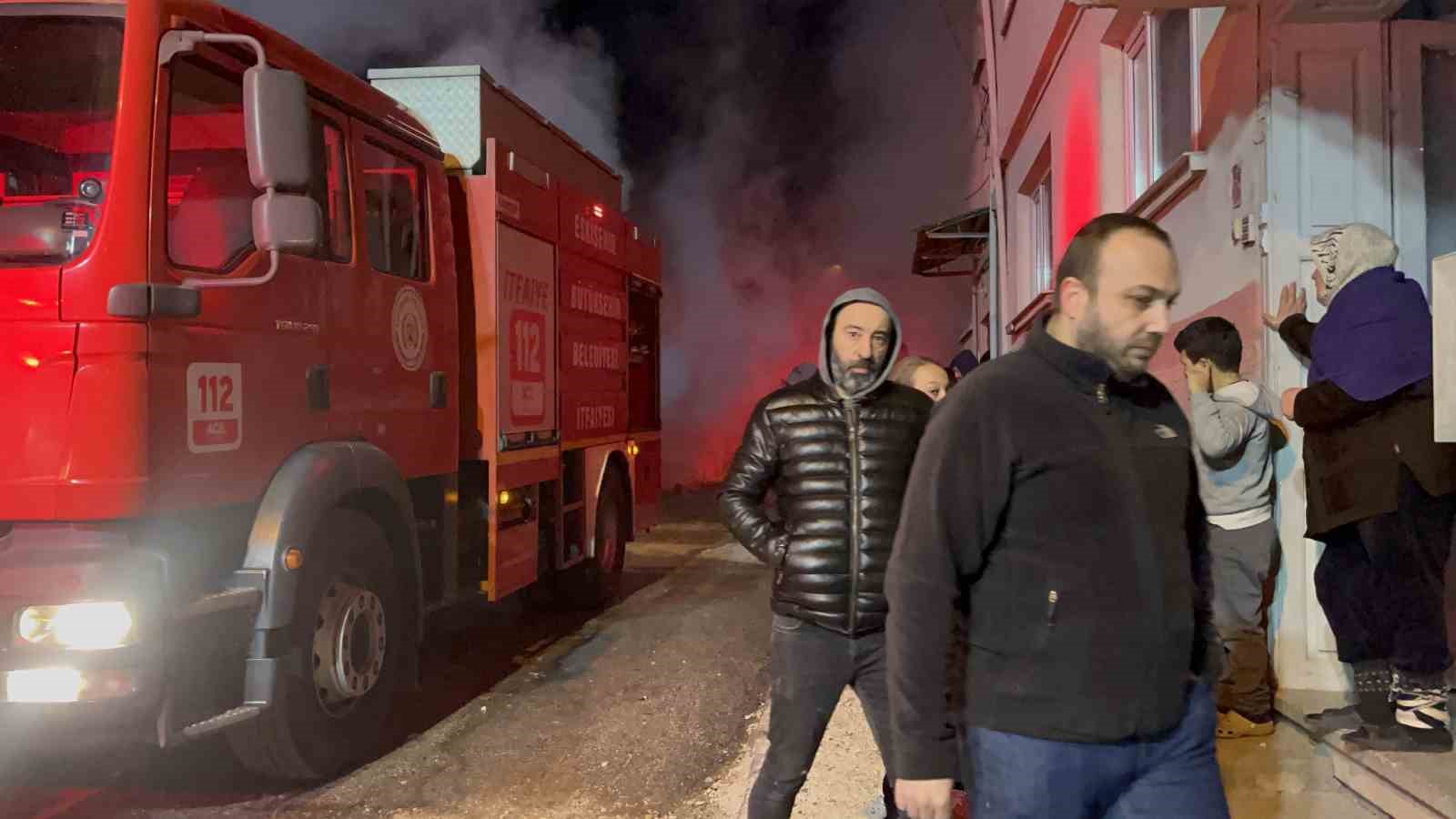 Ahşap dolu depoda çıkan yangın kontrol altına alındı