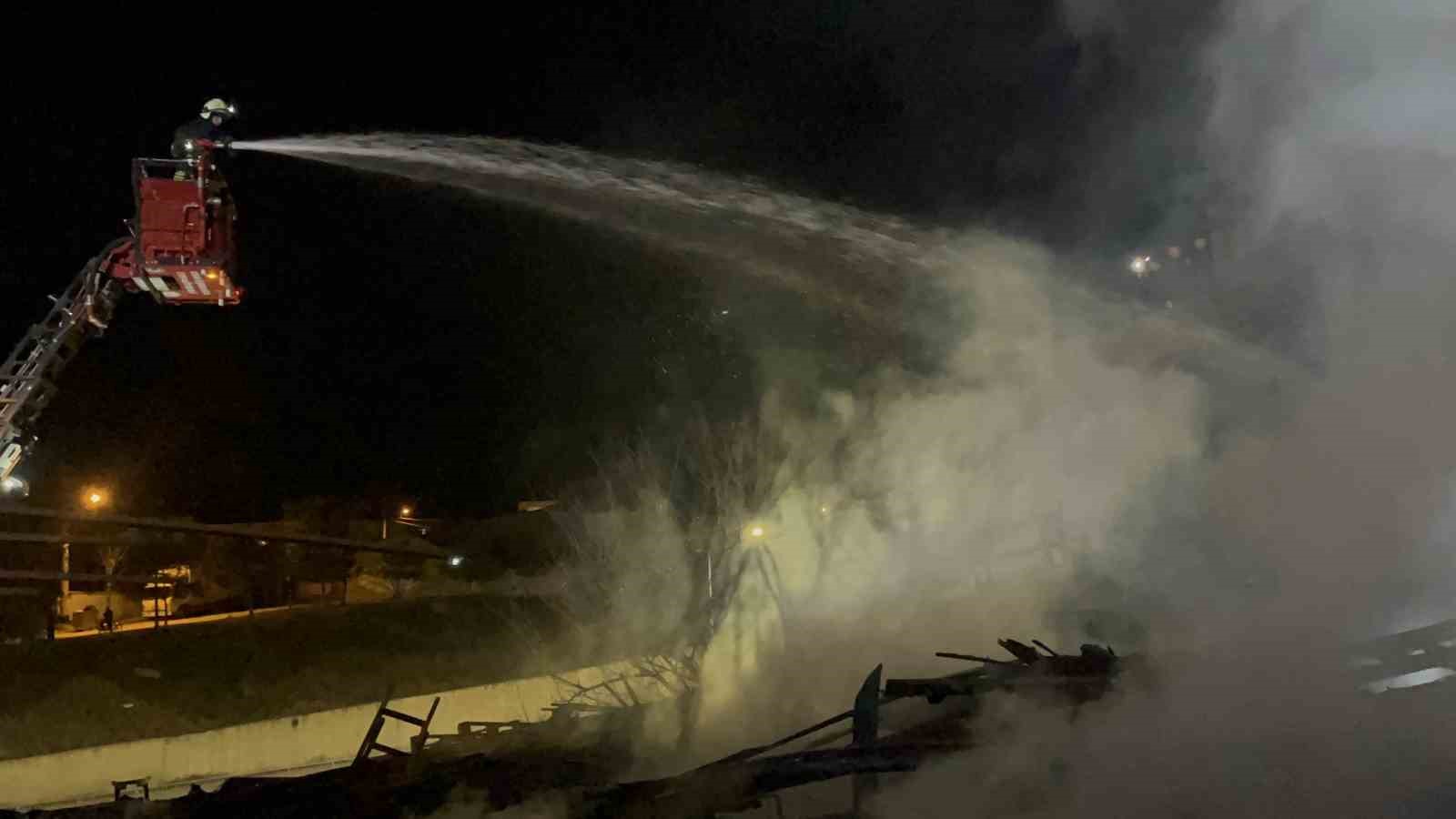 Ahşap dolu depoda çıkan yangın kontrol altına alındı