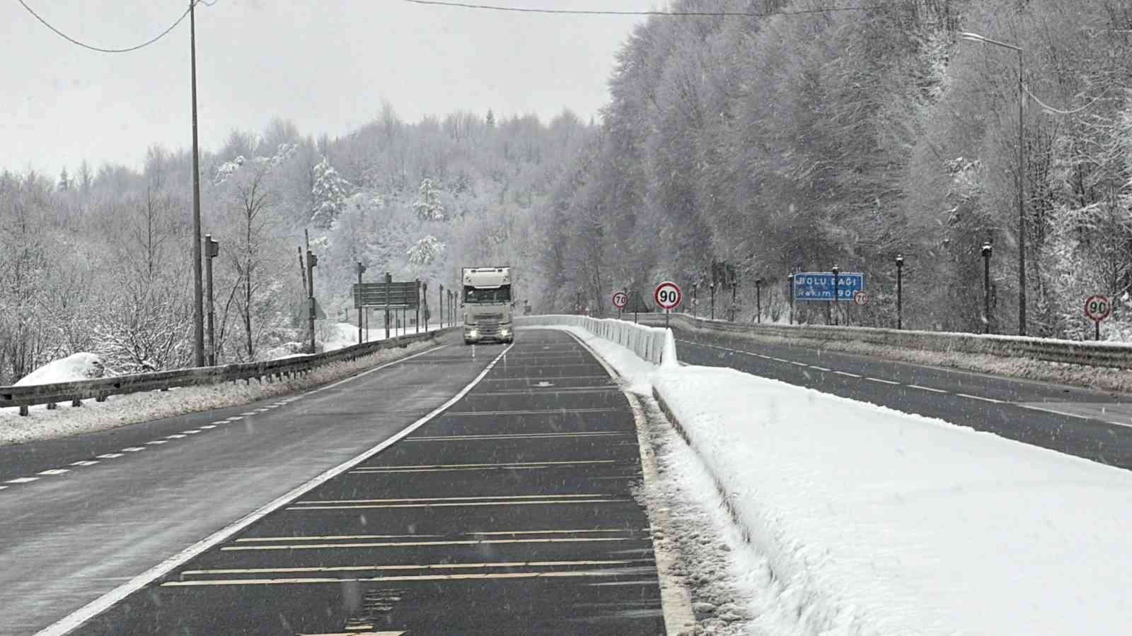 Bolu Dağı’nda yollar açık, kar yağışı ise tipi şeklinde