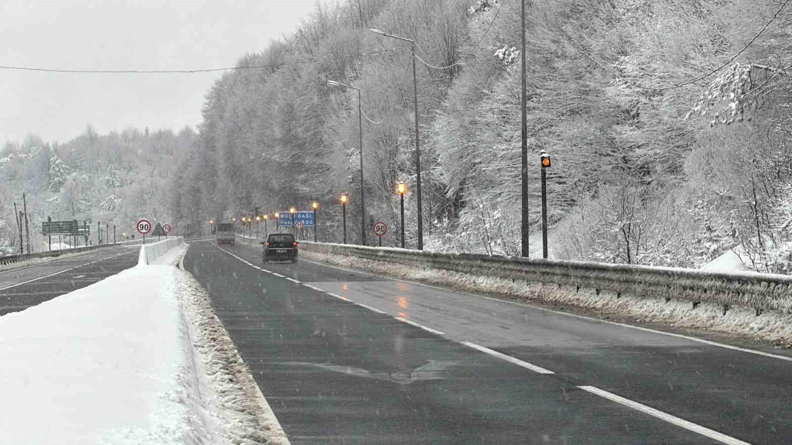 Bolu Dağı’nda yollar açık, kar yağışı ise tipi şeklinde