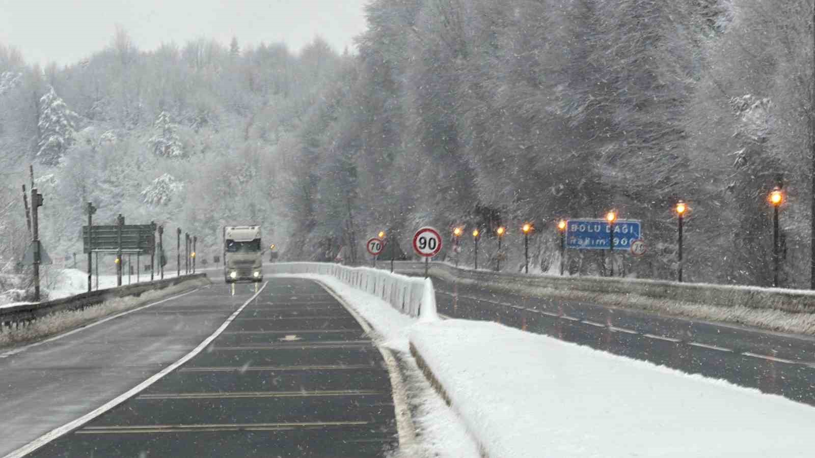 Bolu Dağı’nda yollar açık, kar yağışı ise tipi şeklinde