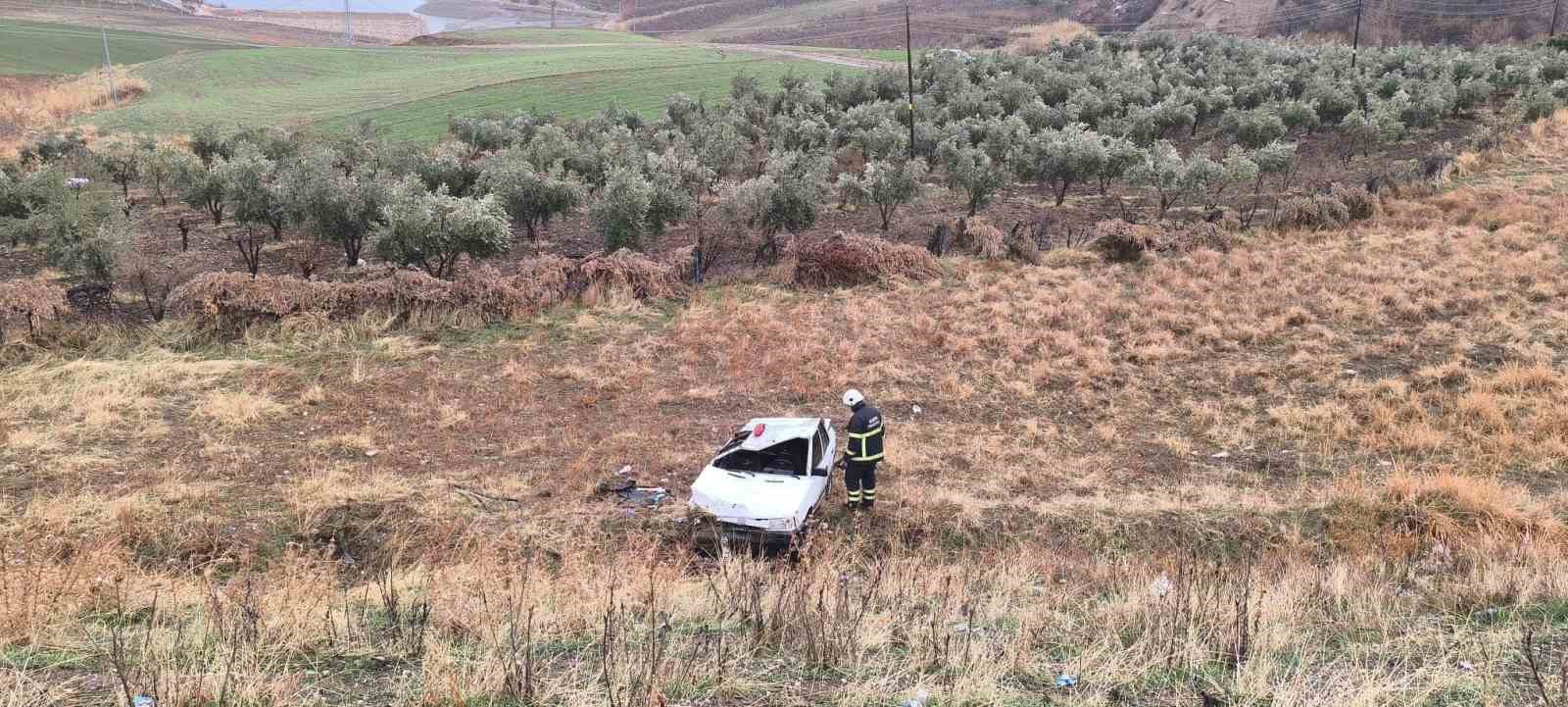 Adıyaman’da otomobil şarampole yuvarlandı: 3 yaralı