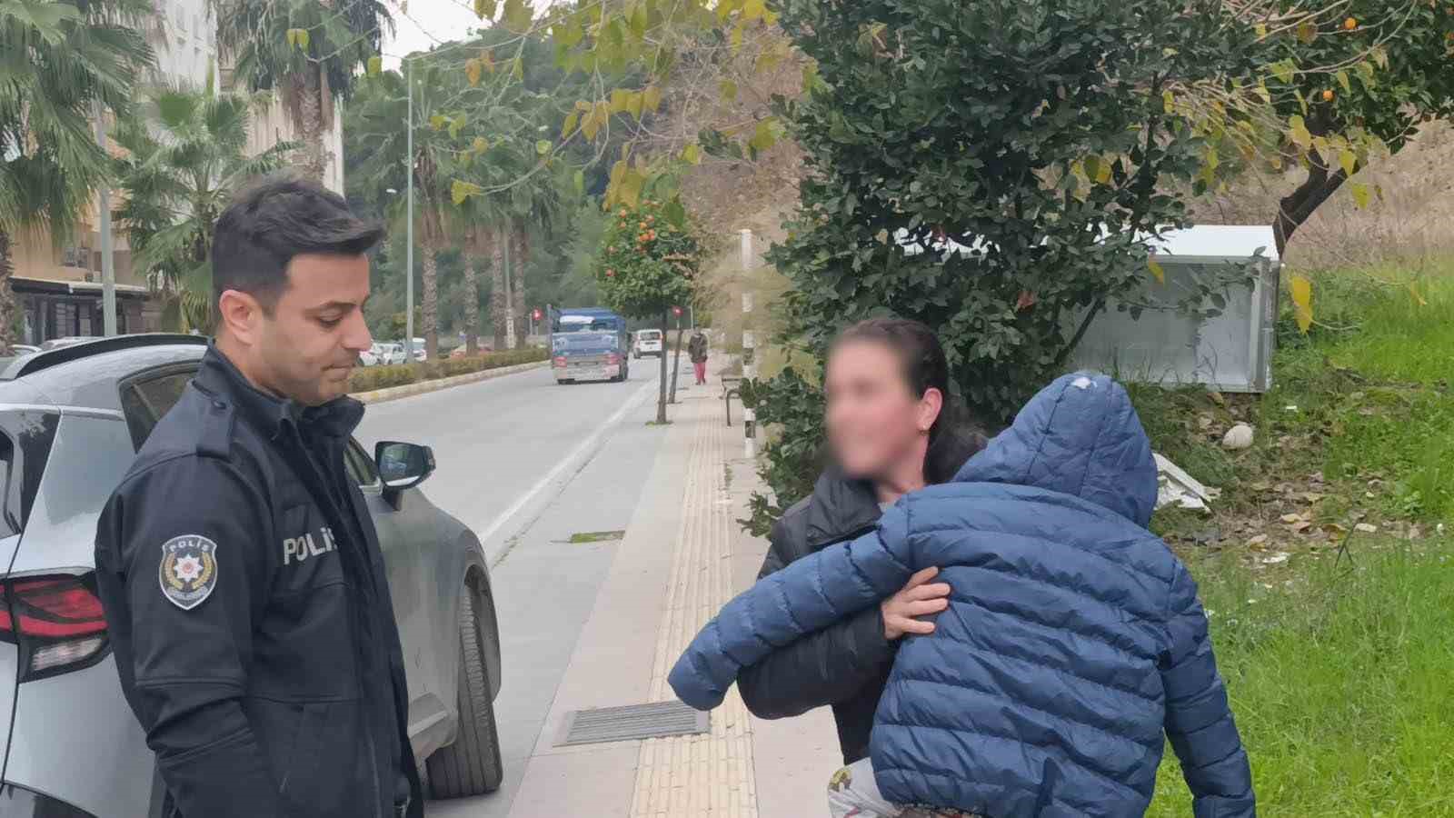 Küçük yaştaki çocuğu evde tek başına bıraktı, komşuların ihbarı ekipleri alarma geçirdi