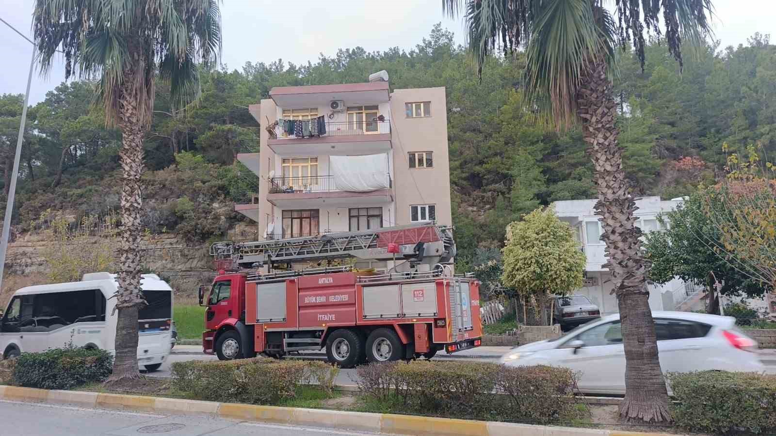 Küçük yaştaki çocuğu evde tek başına bıraktı, komşuların ihbarı ekipleri alarma geçirdi
