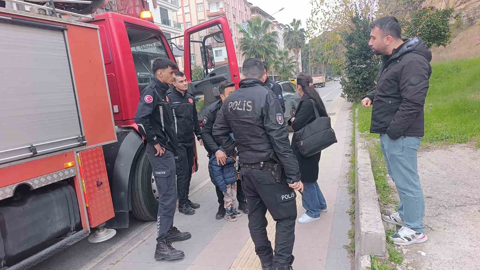 Küçük yaştaki çocuğu evde tek başına bıraktı, komşuların ihbarı ekipleri alarma geçirdi