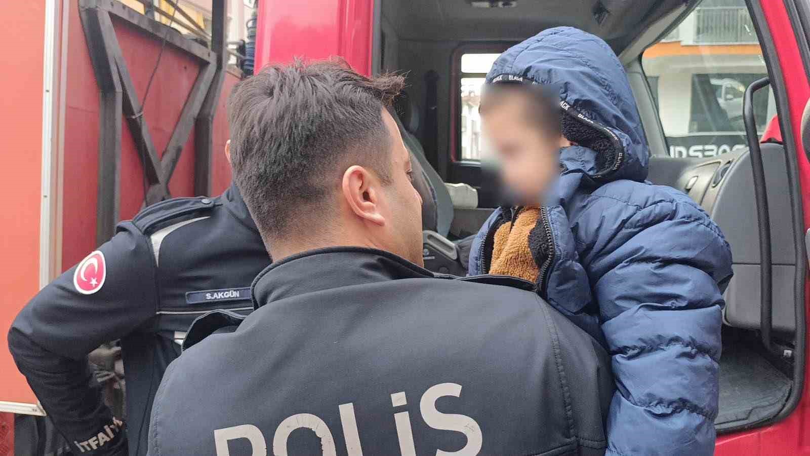 Küçük yaştaki çocuğu evde tek başına bıraktı, komşuların ihbarı ekipleri alarma geçirdi