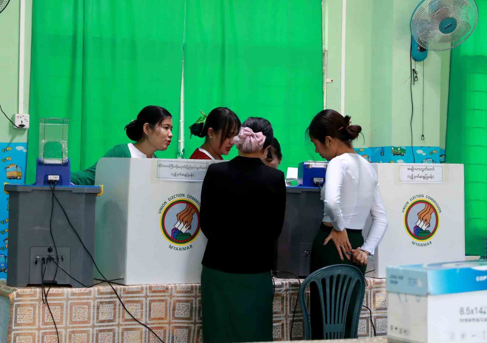 Myanmar’da halk parlamento seçiminin ikinci turu için sandık başında
