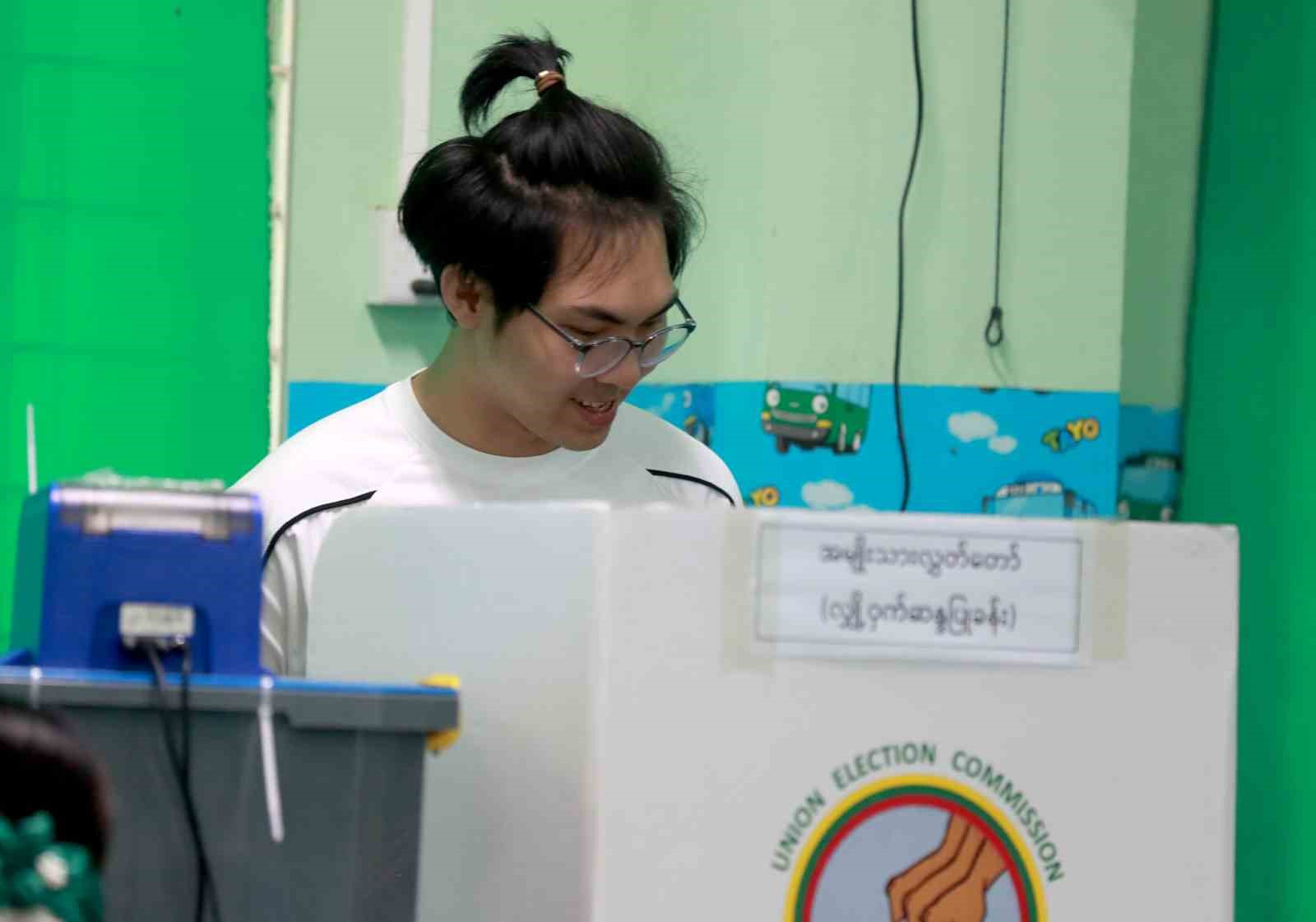 Myanmar’da halk parlamento seçiminin ikinci turu için sandık başında