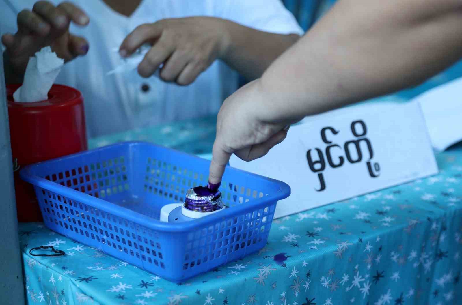 Myanmar’da halk parlamento seçiminin ikinci turu için sandık başında