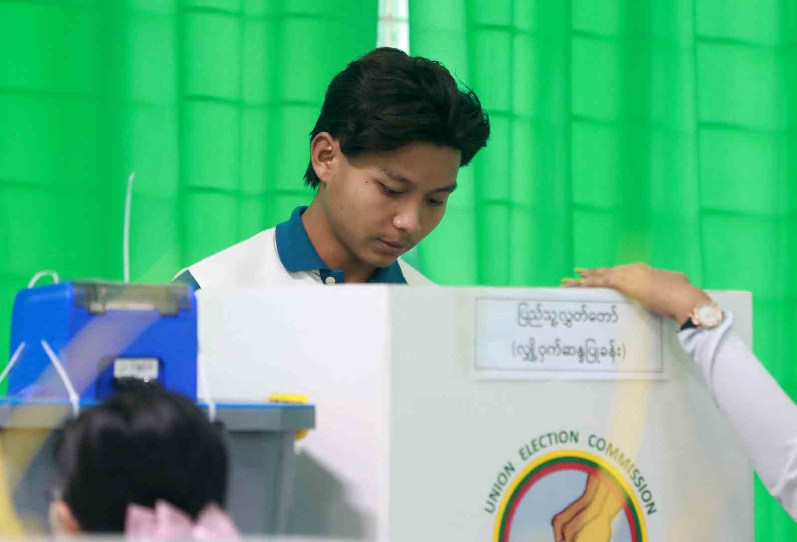 Myanmar’da halk parlamento seçiminin ikinci turu için sandık başında