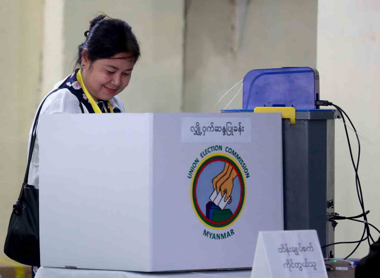 Myanmar’da halk parlamento seçiminin ikinci turu için sandık başında