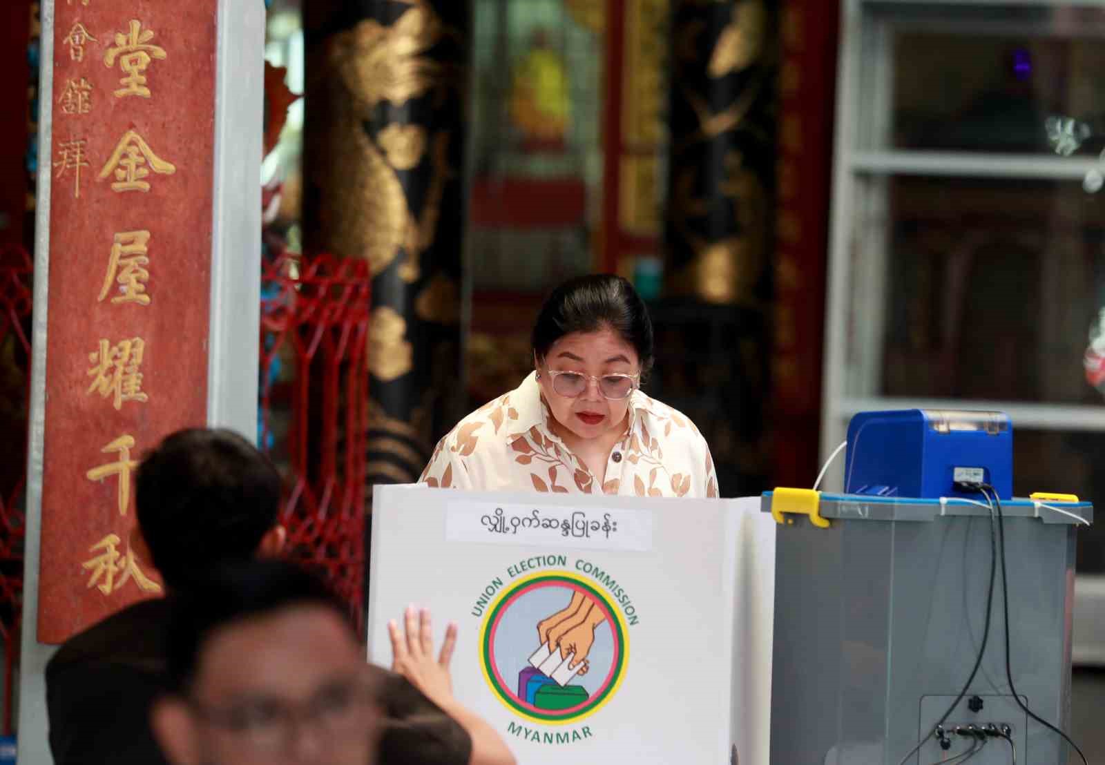 Myanmar’da halk parlamento seçiminin ikinci turu için sandık başında