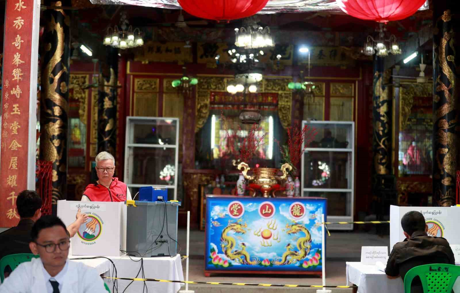 Myanmar’da halk parlamento seçiminin ikinci turu için sandık başında