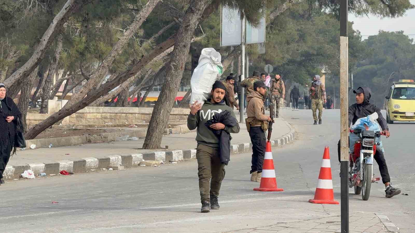 Halep’te siviller bombaların altında tahliye ediliyor