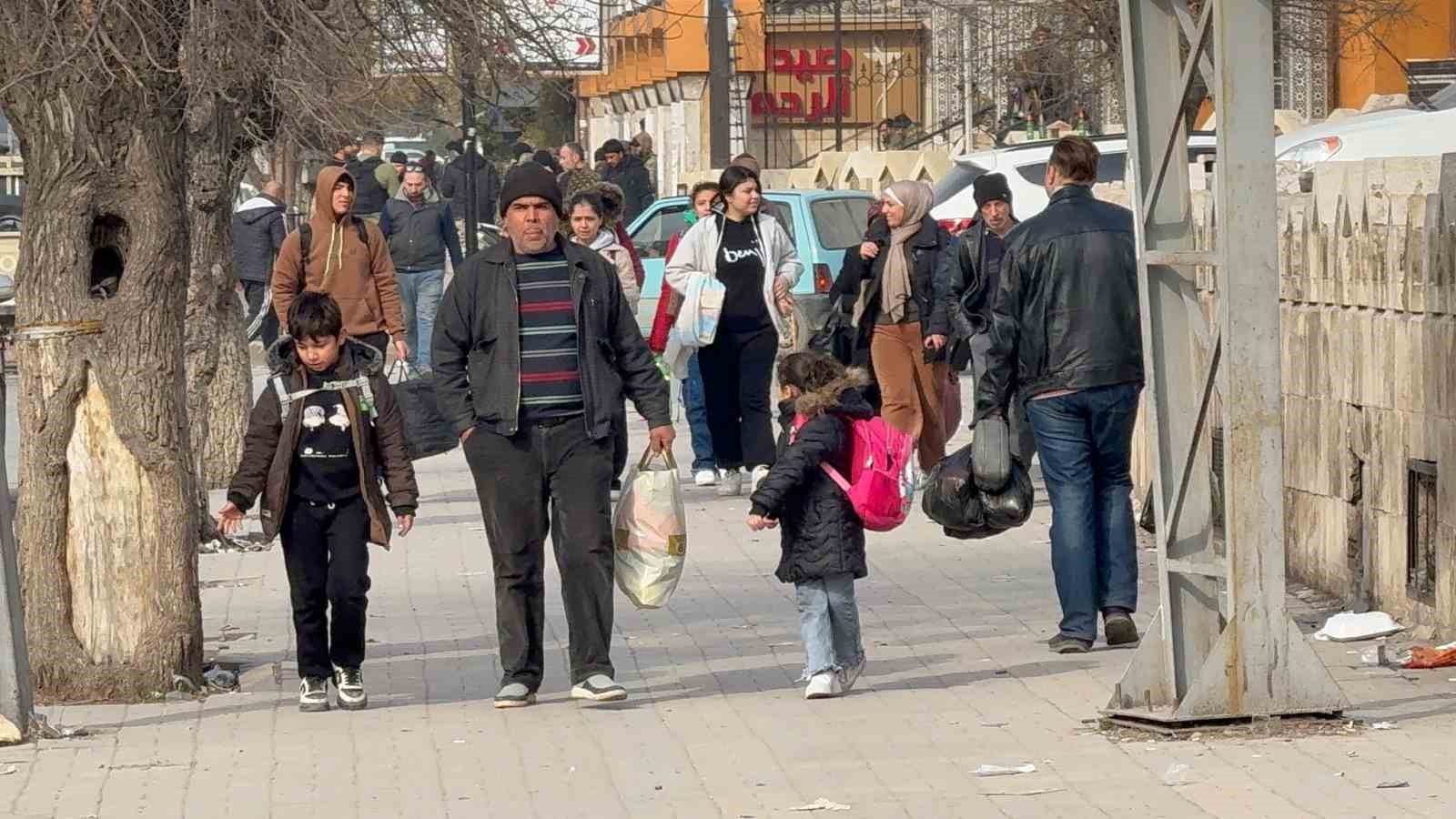 Halep’te siviller bombaların altında tahliye ediliyor