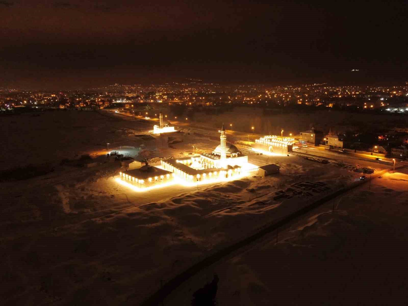 Tarihi Hüsrev Paşa Camii’nde gece ışıltısı: Tarih ve sanat buluştu