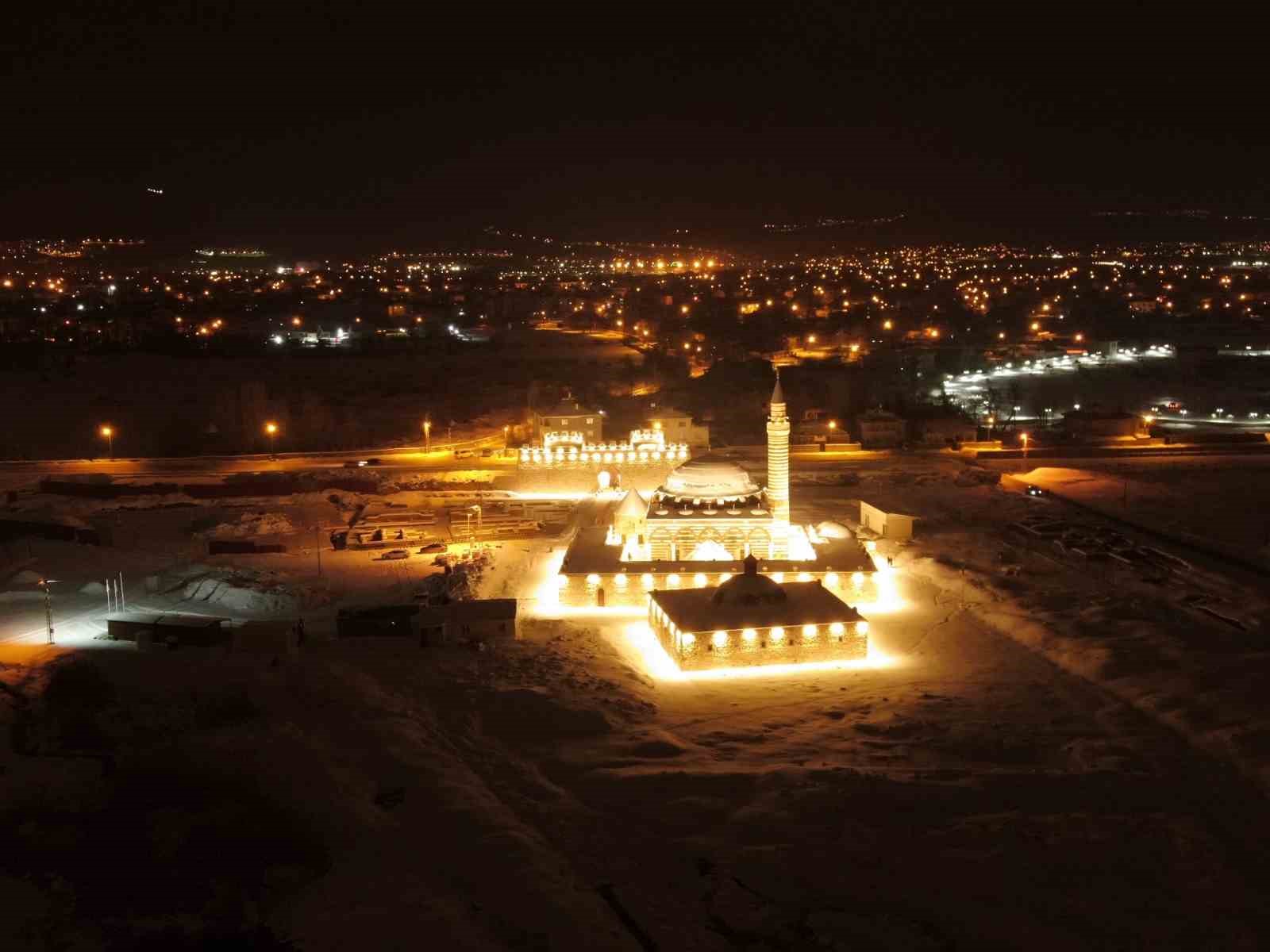 Tarihi Hüsrev Paşa Camii’nde gece ışıltısı: Tarih ve sanat buluştu