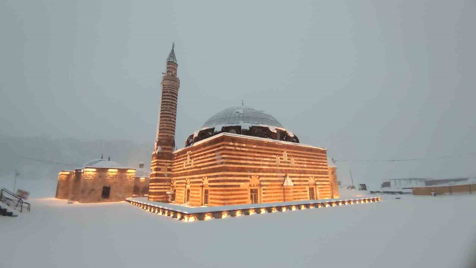 Tarihi Hüsrev Paşa Camii’nde gece ışıltısı: Tarih ve sanat buluştu