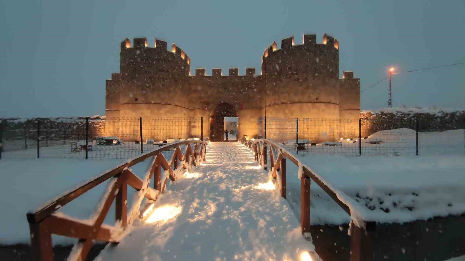 Tarihi Hüsrev Paşa Camii’nde gece ışıltısı: Tarih ve sanat buluştu