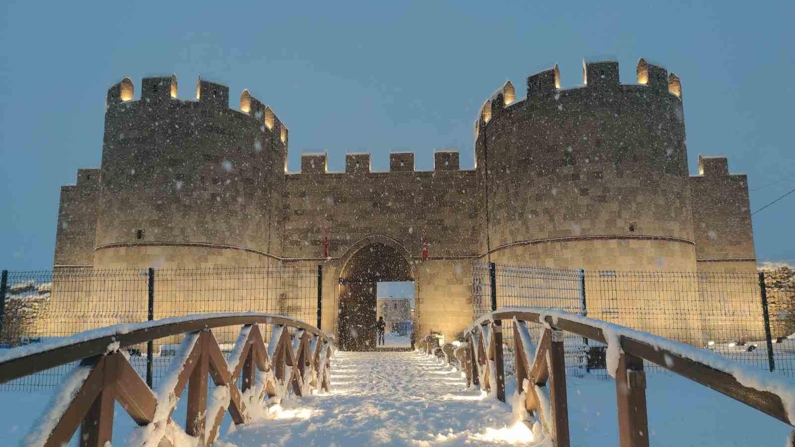 Tarihi Hüsrev Paşa Camii’nde gece ışıltısı: Tarih ve sanat buluştu