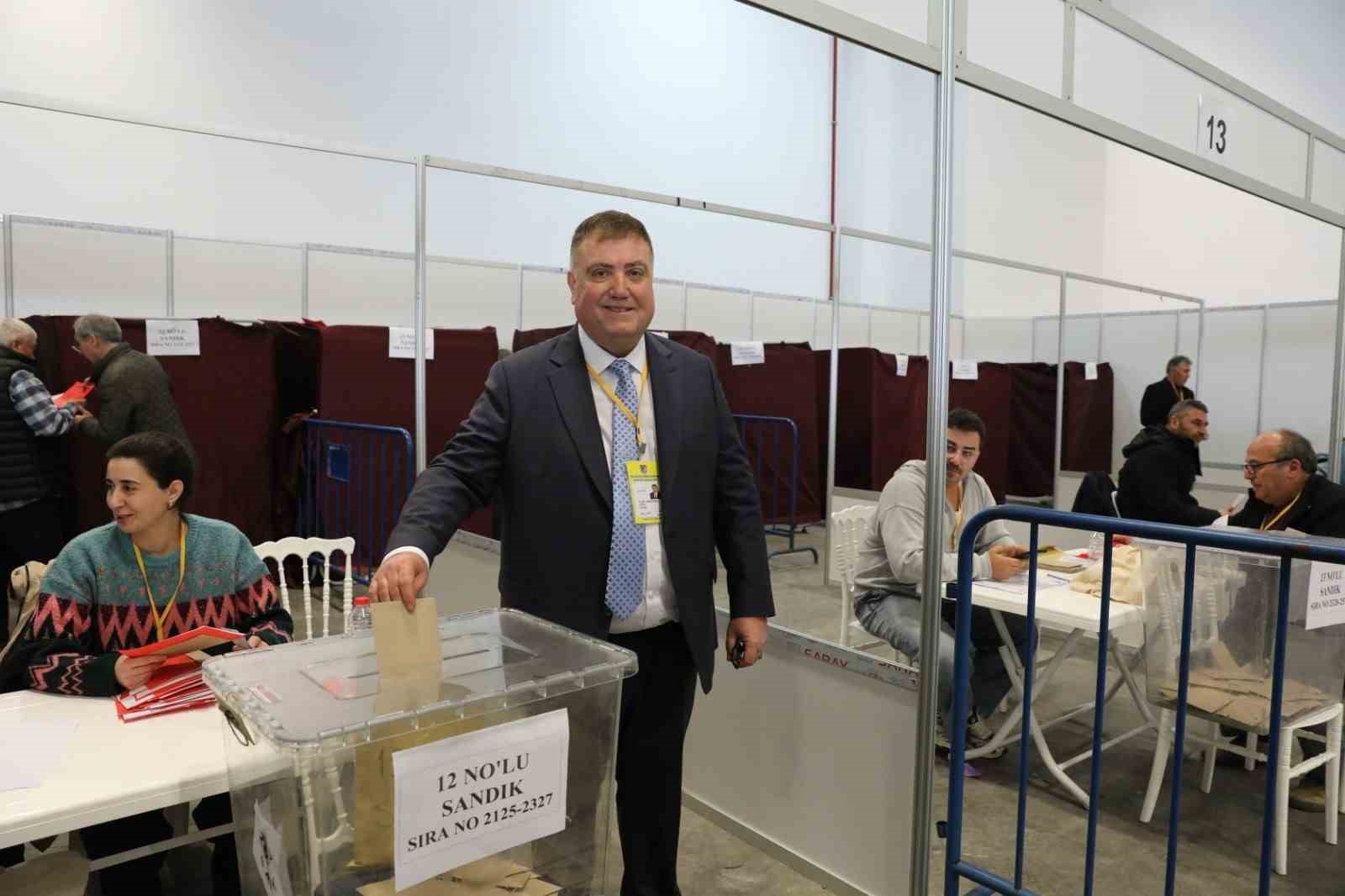 İzmir Şoförler ve Otomobilciler Esnaf Odası’nda Erkan Özkan güven tazeledi