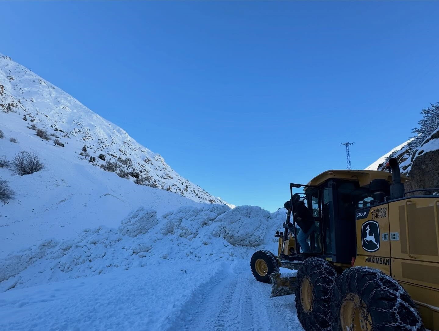 Kemaliye’de grup köy yolunda çığ meydana geldi