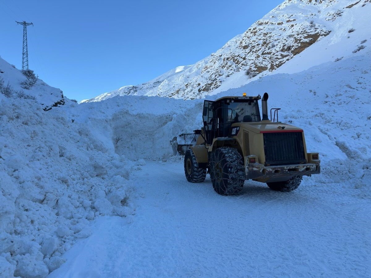 Kemaliye’de grup köy yolunda çığ meydana geldi