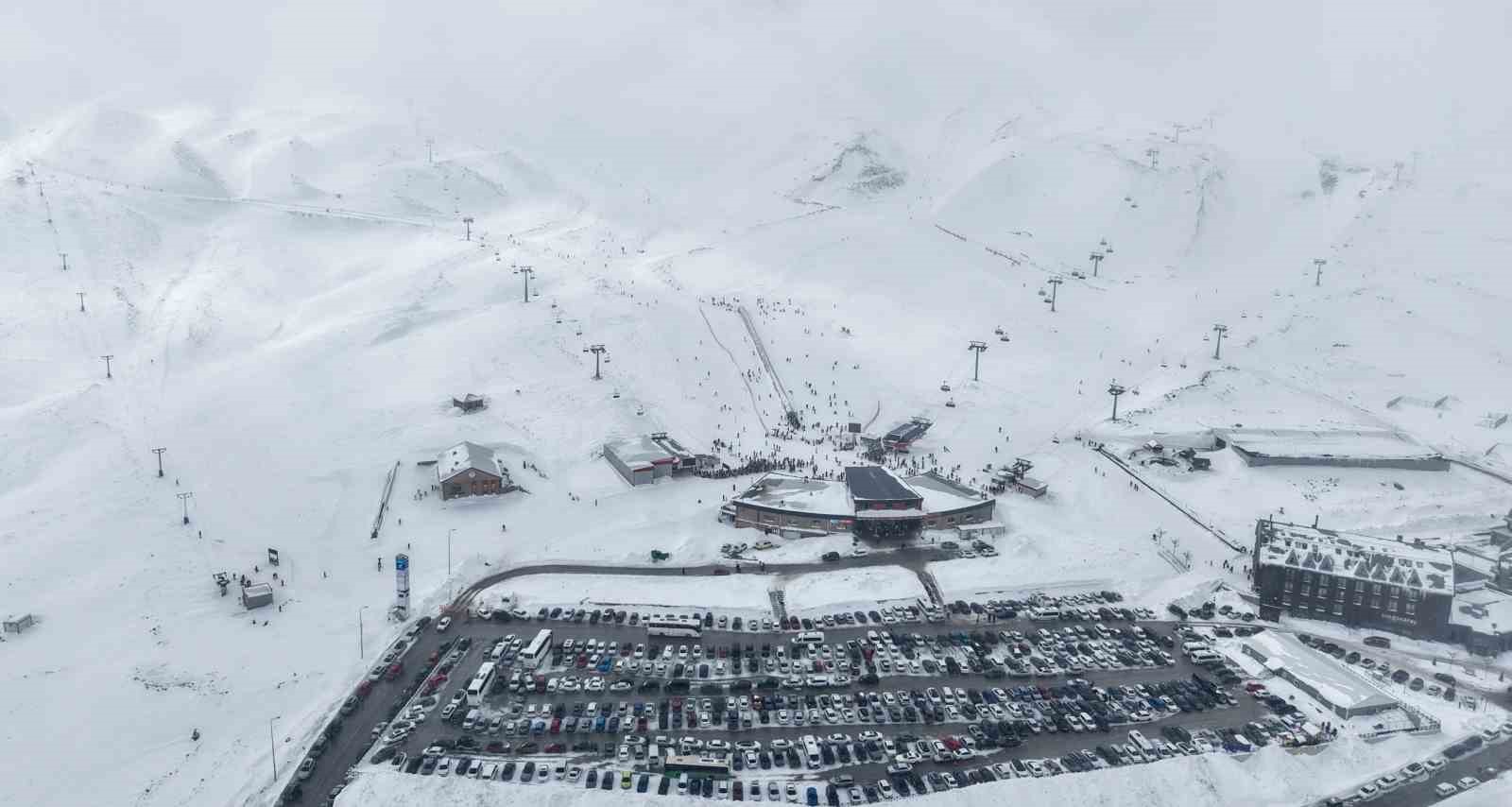 Erciyes sömestirin ilk hafta sonunda 250 bin kişiyi ağırladı